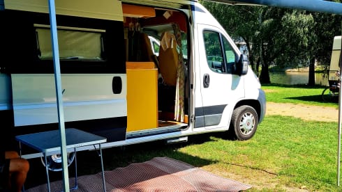 Chico – 4-Personen-Komplettbus mit Toilette, Schlafplätze für 2 Erwachsene + 1 Baby