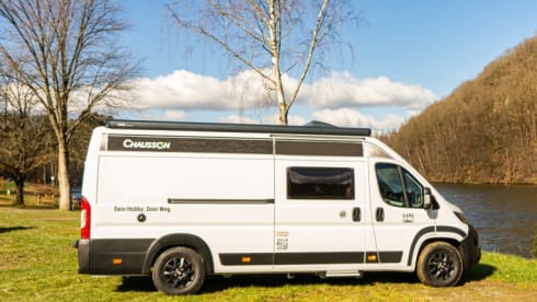 Chausson V690 Road Line VIP (garage / trailer hitch)