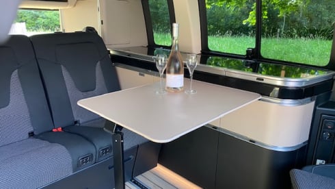 Quinti – Autobus Mercedes-Benz a 4 posti dal 2026