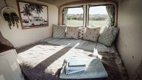 Amari – Escape the ordinary in our cosy, country cottage on wheels!