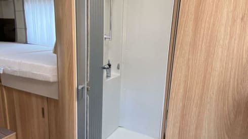 Vrije Vogels – Young luxury Knaus Sky Ti with bicycle carrier + large garage + camera