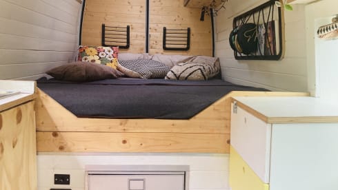 Campervan per 2 persone autosufficiente dal punto di vista energetico con terrazza prendisole (e altezza interna di 193 cm)