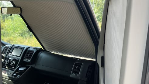 4p Knaus semi-integrated with 2x air conditioning / length beds / lifting bed (electric)