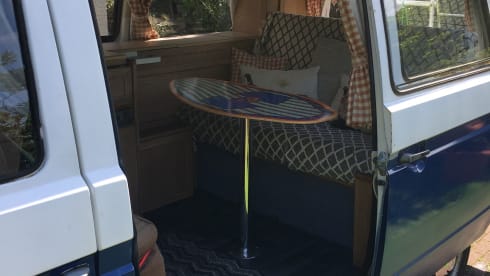 Blue – Volkswagen Wohnmobil mit 4 Schlafplätzen aus dem Jahr 1986