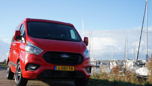 Ford Nugget uit 2021 – Travel in Red