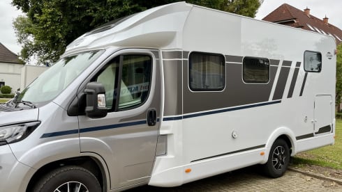 Carado T338 familiecamper – Luxurious spacious family camper, almost new and fully equipped. 