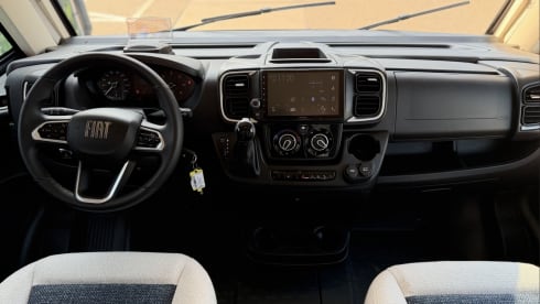 L119VP – Luxury modern 4-person Weinsberg integrated motorhome from 2026. Unlimited mileage!
