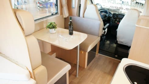 F-type – Length beds, 2 x air conditioning, satellite dish, 2 single beds, 200 extras