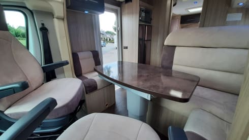 CI X-TIL – Very luxurious 4 person camper with queen bed and pull-down bed, lots of storage space