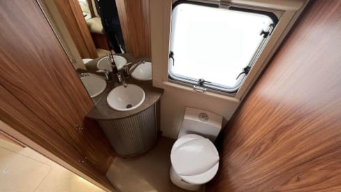 Premium integrated 5-person camper with bunk and lifting bed