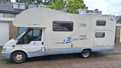 Familie camper met 6 gordels en 8 slaapplaatsen incl inventaris 
