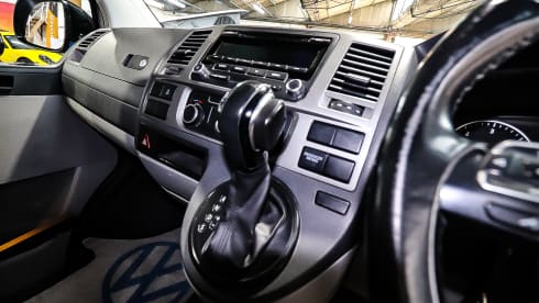 Bertie – Stunning 4 berth Volkswagen T5 campervan Automatic with air awning