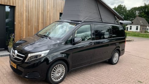 Belle Mercedes Vito, version polo Marco dans la Nieuwstraat