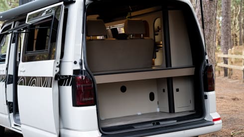 Meeko – 4 Berth Volkswagen T6.1 Campervan 
