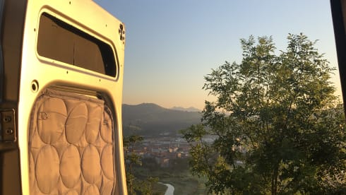 Juan de Jumper – Karakteristieke zelfbouwcamper te huur