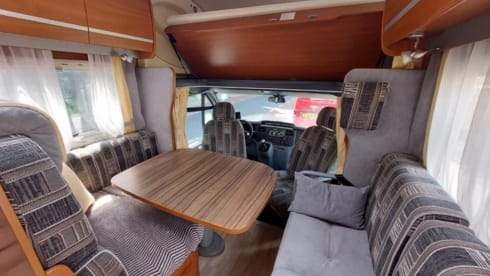Campie  – Spacious 5p camper with XXL garage 