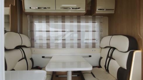 AutoRoller 747 – Luxury 6 Berth Motorhome