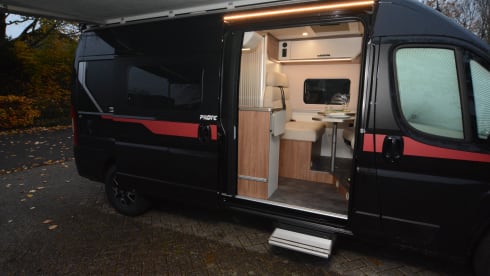 Black Beauty – Luxury Pilote bus camper for 2 persons