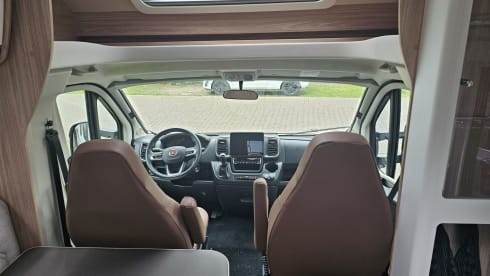 The HappyVan – 2 person fully equipped Bürstner automatic from 2024: The HappyVan