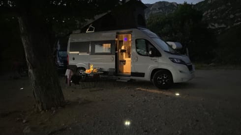 Dreamer – Dreamer D55 UP: pop-up roof, 4 beds, private bathroom and shower!