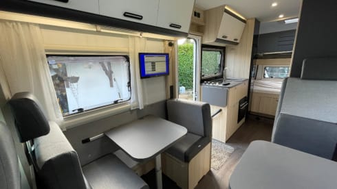 7 berth Adria sunliving ad70dk. Reg 2022