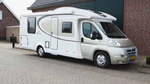 Ixeo IT 720 – 4p Bürstner semi-integrated from 2010
