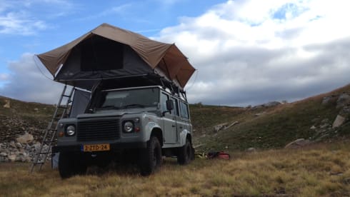110 grijs – Land Rover Defender 110 with roof tent