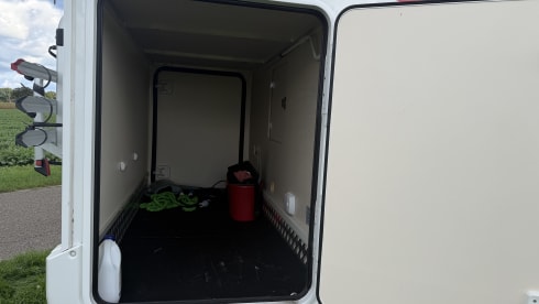 Camper met enkele bedden en alkoof!