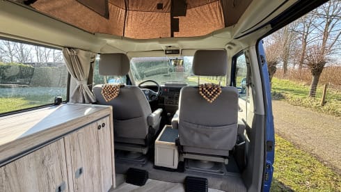 BerryBlue – 4-person Volkswagen camper from 1999 with Westfalia interior