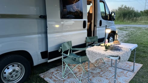 Vini  – Prachtige jonge luxe 4-persoons buscamper met airco