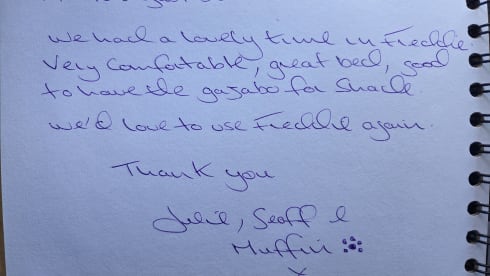 Freddie – Moderne camperombouw · Warmwaterdouche, zonne-energie · 240V off-grid ·