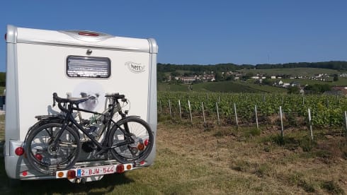 Very neat 6m camper for 3 people. Compact yet spacious!