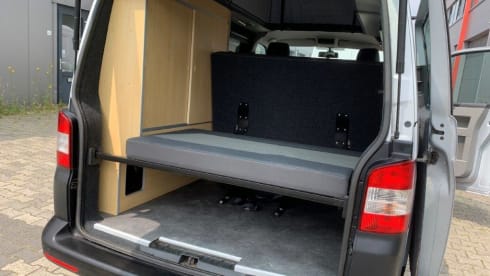 2p Volkswagen campervan uit 2015