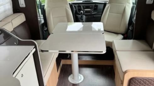 MC LOUIS MC4 281  – 4p McLouis semi-integrated uit 2022