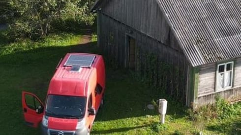 Vespa – 2-person self-built bus camper