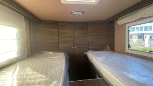 Louis – 4p McLouis 473G semi-integrated from 2024 Ford automatic 170 hp