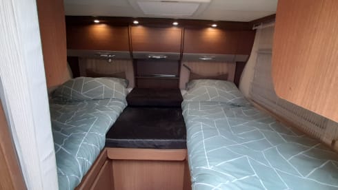 Luxury motorhome 4 persons automatic.
