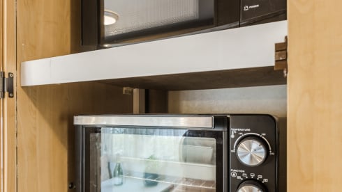 Alkoof King –  Fully equipped 6p camper with roof air conditioning and automatic leveling system