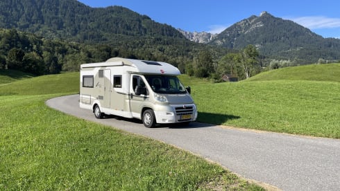 Luxury 4 pers. with fixed French bed and a pull-down bed