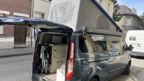 Dwight Schrute – À l'aventure avec un nouveau Ford Nugget Plus !