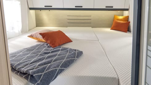 The Beast – Very recent, luxurious 4-person alcove camper