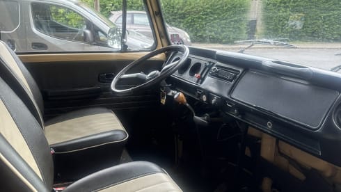 Ned – Gemoderniseerde, stuurbekrachtige, 4-persoons VW T2 met alle extra's