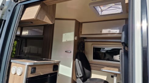 Witte Willem – 2p Peugeot bus uit 2016