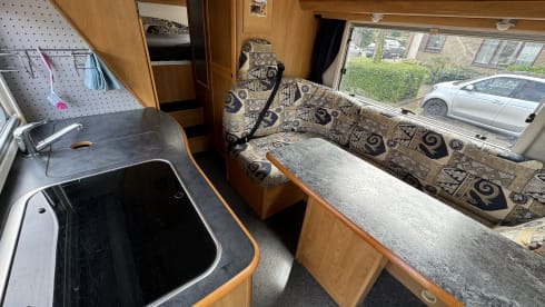Camper – Spacious and luxurious 4-person Hymer with starlink wifi