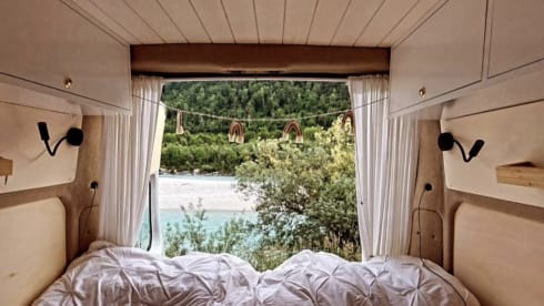 Koos – Large bed for the taller camper - Off-grid Fiat Ducato 