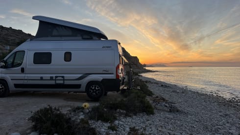 Freeda – Luxury off-grid Hymer (4p) roof tent