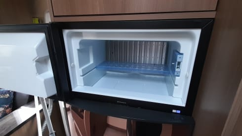 Spacious 4 person Challenger camper with queen bed