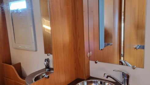 Happy Travels – Spacious luxury 4-pax camper