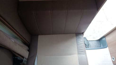 We start with a beautiful Camper Chausson with sloping ceilings for 6 people!