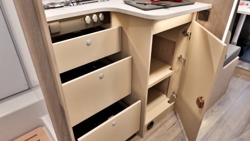 Trudy – Brand new 4-person Carado T449 with queen-size bed from 2025